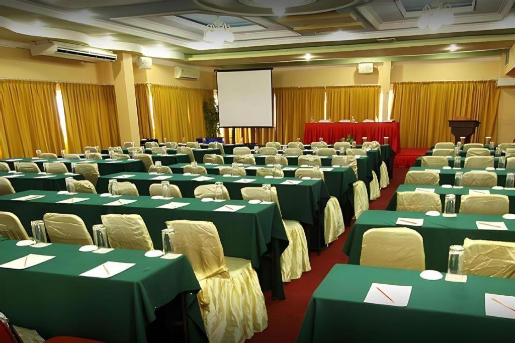 Grand Antares Hotel Medan Buitenkant foto